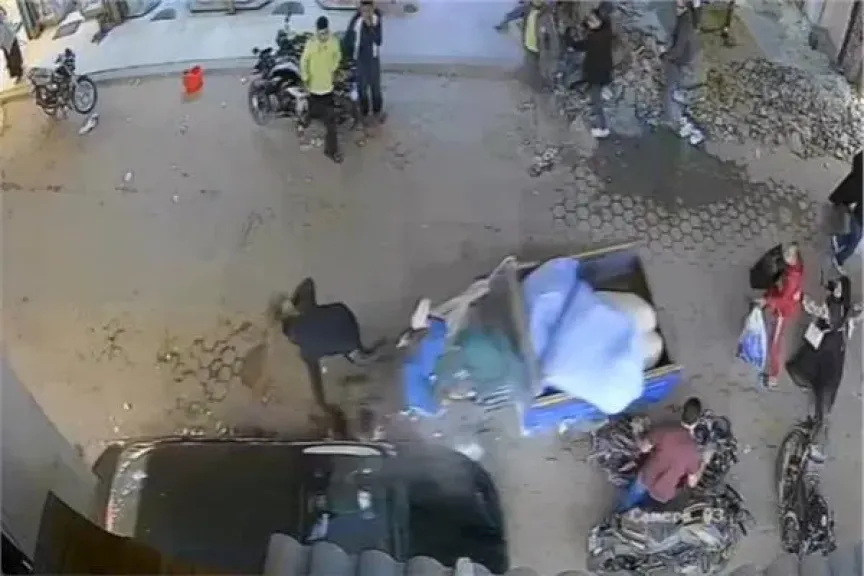 أمن الجيزة يفحص فيديو اصطدام سيارة ملاكي بالمارة بكرداسة