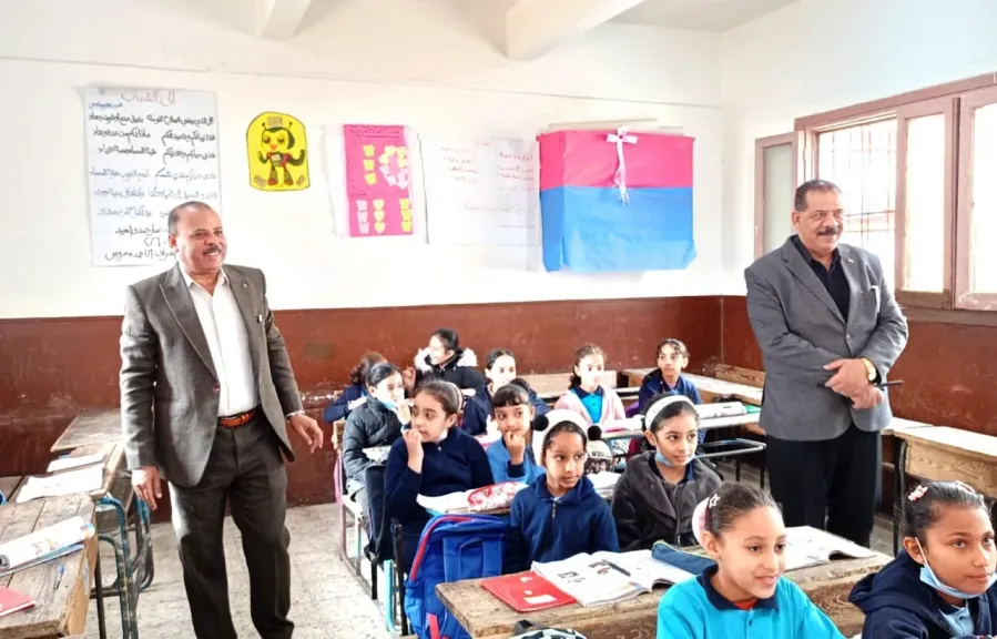 فتحى يجرى جوله مفاجئة بمدارس ادارة المنتزه ثانى التعليمية بالاسكندرية