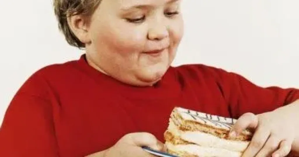 7 علامات تشير إلى اكتساب طفلك وزنًا غير صحى