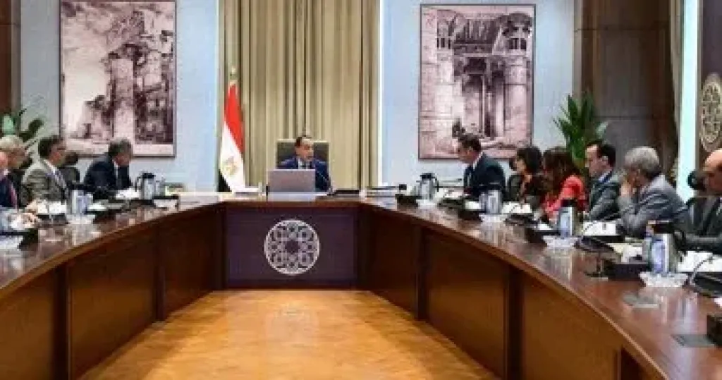 رئيس الوزراء يتابع الموقف التنفيذى لتطوير المناطق المحيطة بهضبة الأهرامات