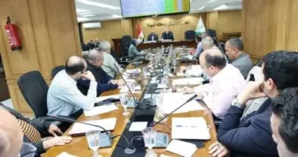 نائب محافظ الجيزة يتابع تنفيذ الخطة الاستثمارية وملف تقنين أراضى الدولة