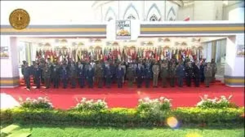 الرئيس السيسى يتوسط صورة تذكارية مع المشاركين فى معرض إيديكس 2025