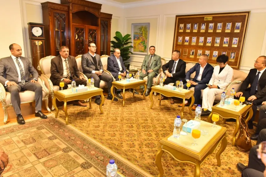 محافظ أسيوط يبحث مع وفد صيني تعزيز الاستثمارات ويستعرض الفرص الصناعية