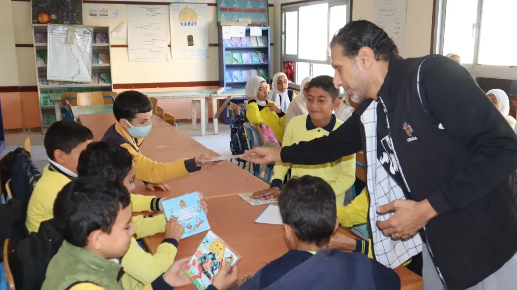 المكتبة المتنقلة تشارك بفعاليات تثقيفية وترفيهية وتوعوية بأبو المطامير ضمن حملة ”اقرأ.. فكر لمستقبل أفضل”