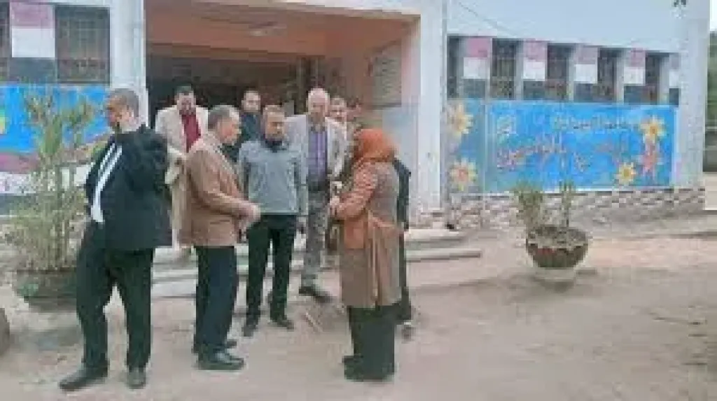 مدير مديرية التعليم بأسيوط يحيل موظفي إدارة البداري للتحقيق ويكرم مديرى مدرستين