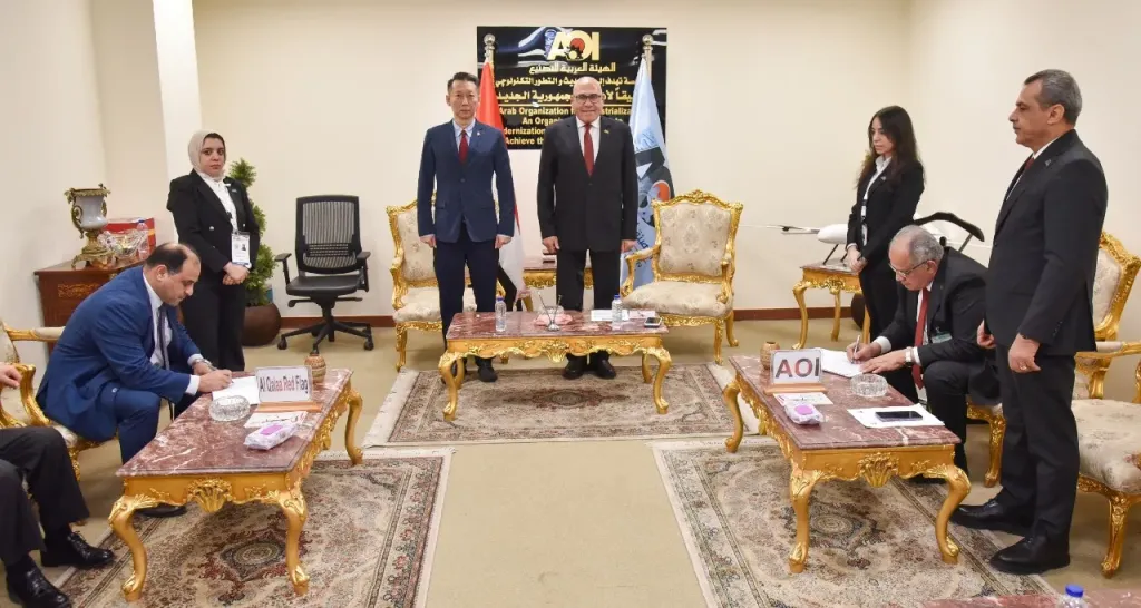 توقيع مذكرة للتفاهم بين الهيئة العربية للتصنيع وشركة القلعة رد فلاج الإماراتية الصينية |صور