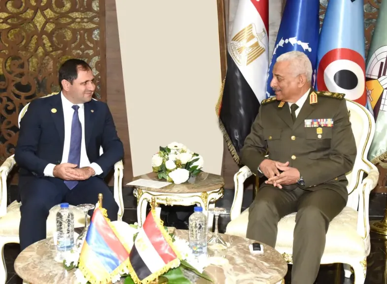 على هامش إفتتاح «EDEX – 2025» وزير الدفاع ورئيس الأركان يلتقيان عدداً من قادة الوفود العسكرية|صور