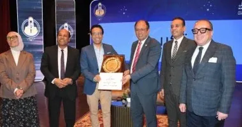 رئيس جامعة حلوان يلتقي الفنان سامح حسين في ندوة دور الفن في القضايا الاجتماعية