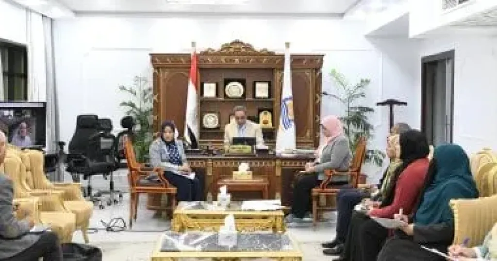 محافظ قنا يبحث مع مساعد وزير التنمية المحلية دعم التكتلات الاقتصادية