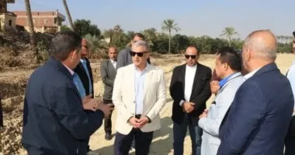 محافظ الإسماعيلية يتفقد محور بديل طريق القناة