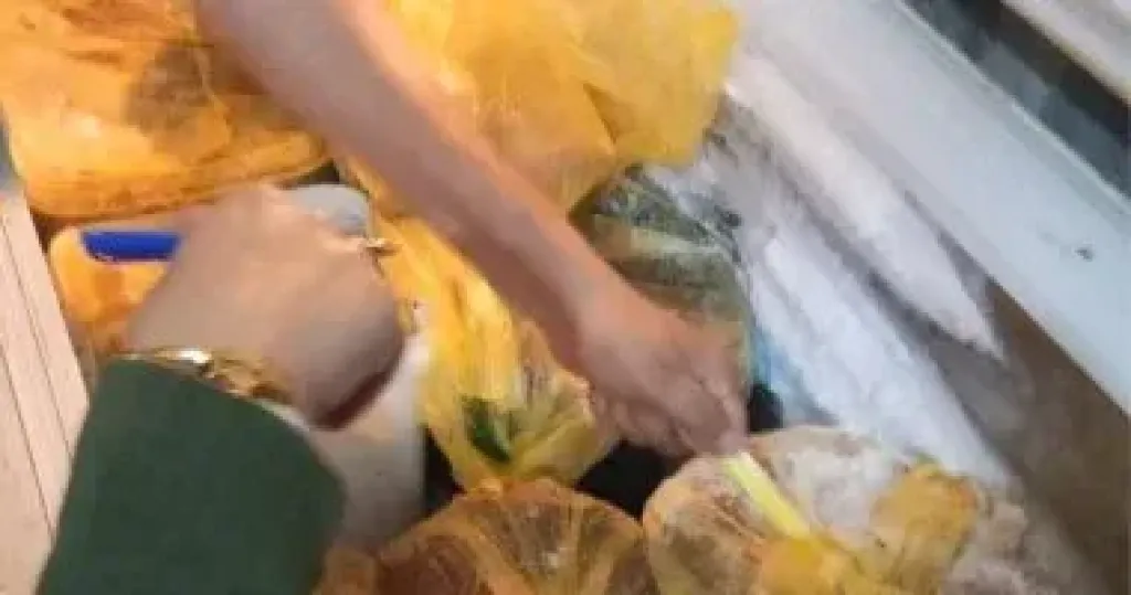 التحفظ على 5 أطنان مواد غذائية وتحرير 128 مخالفة في حملات تموينية بالدقهلية