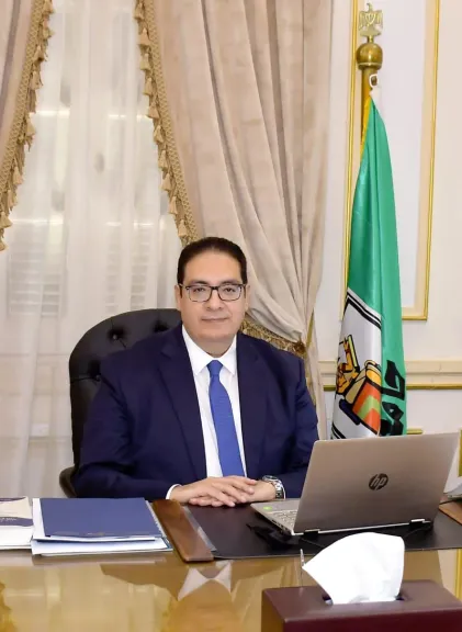 رئيس جامعة القاهرة يعلن ترقية 1674موظفا ومحاميا بالجهاز الإدارى بالجامعة
