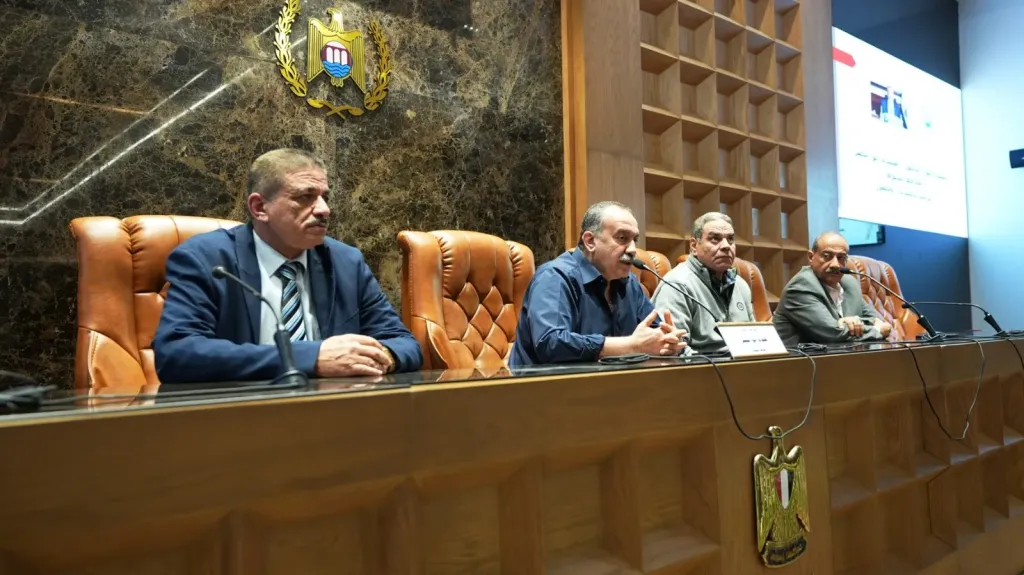 محافظ أسيوط يتابع استعدادات إعادة الانتخابات ويوجه بالإسراع في ملف تقنين أملاك