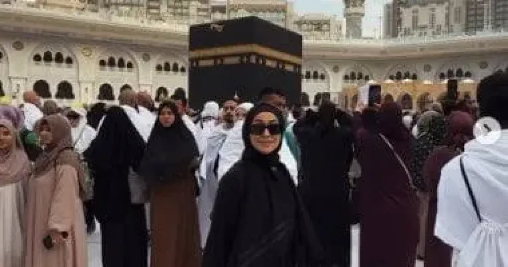 هند عبد الحليم تؤدى مناسك العمرة وتعلق: اللهم تقبل يارب العالمين