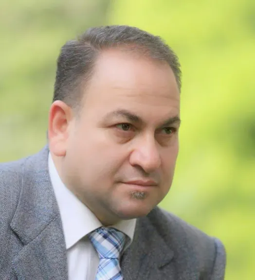 الكاتب الصحفي محمود شاكر يهنئ الزميل سامي الطراوي رئيسًا لتحرير جريدة الوفد