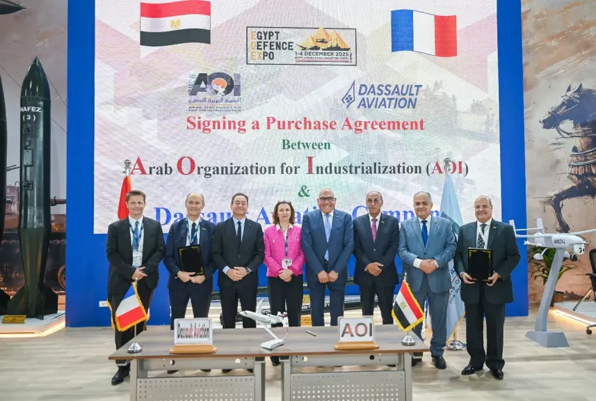 رئيس العربية للتصنيع وسفير فرنسا بالقاهرة يشهدان توقيع عقدا جديدا لتعزيز مجالات الشراكة بين الهيئة و داسو الفرنسية في مجال الصناعات الدفاعية