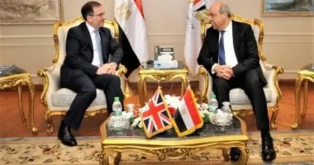 وزير الطيران يبحث مع السفير البريطانى تعزيز التعاون فى إدارة وتشغيل المطارات