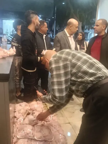الكيلو بجنية.. ”الزراعة”: غلق وتشميع محلاً غير مرخص للدواجن بالجيزة لبيعه دواجن غير صالحة للاستهلاك الآدمي