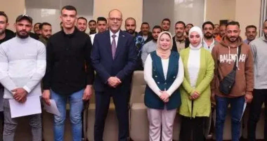 وزير العمل يسلم 25 عقد عمل جديد لوظائف بدولة الإمارات