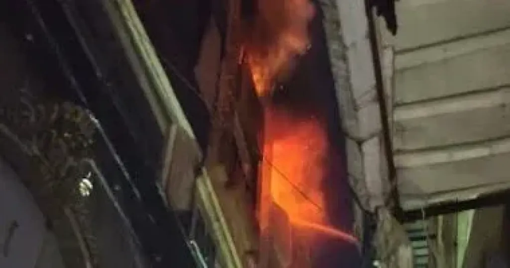 مصرع وإصابة 8 أشخاص باختناق فى حريق مخزن ملابس بسوق الخواجات في المنصورة