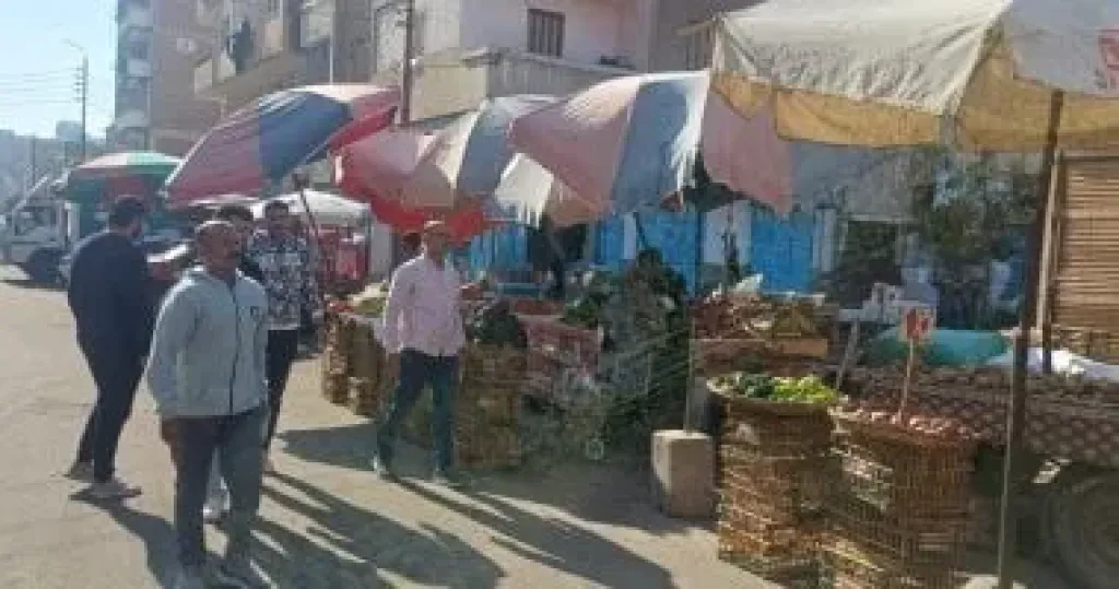 حملة لرفع الإشغالات والتعديات بشارع طنطا ومحيط سوق بورسعيد فى الإسماعيلية