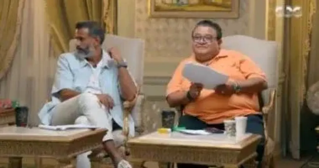 خالد جلال يندمج مع المتسابق عمر شعبان أثناء تقديم مشهد بالعربية الفصحى فى كاستنج