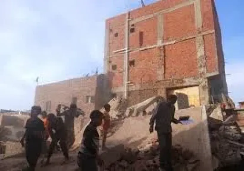 محافظ أسوان يتابع جهود التعامل مع انهيار عقار سكني ببركة الدماس