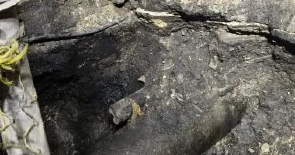 كسر مفاجئ بخط مياه أمام مستشفى أم المصريين بالجيزة وانقطاع الخدمة ببعض المناطق