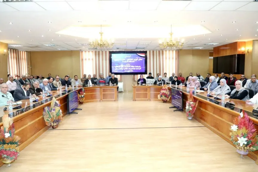 محافظ الشرقية يجتمع برؤساء المراكز ومديري الإدارات الهندسية والتنفيذيين