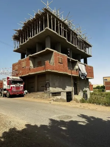 أبراج مخالفة تهدد أرواح المواطنين في الفشن وسط غياب المسؤولين