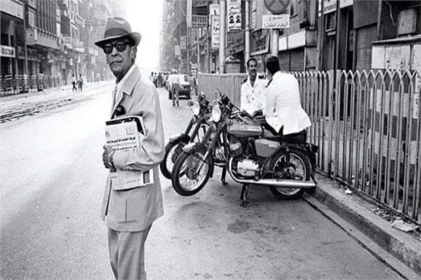 من أزقة الجمالية إلى العالمية: رحلة نجيب محفوظ من البيت الضائع إلى إرث خالد