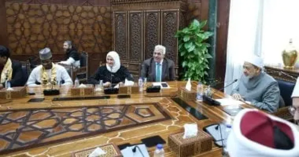 شيخ الأزهر يلتقى طلاب مدرسة الإمام الطيب ويشيد بحفظهم المتقن لكتاب الله