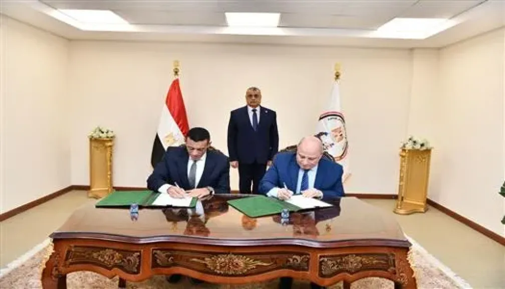 وزير الإنتاج الحربى يشهد مراسم توقيع عقد تعاون مشترك فى مجال التصنيع العسكرى