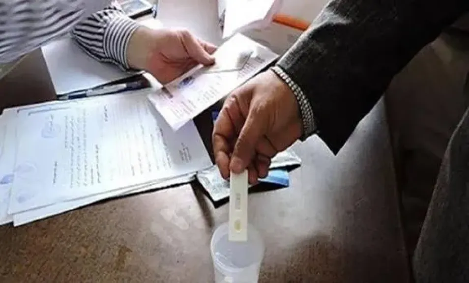 إجراء تحليل مخدرات لسائق متهم بقتل موظفة بالخطأ في النزهة