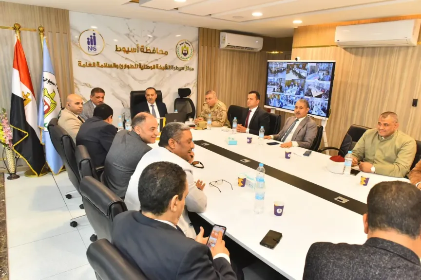 محافظ أسيوط يتابع من مركز سيطرة الشبكة الوطنية سير العملية الانتخابية