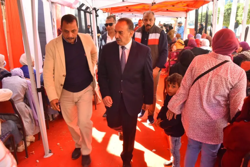 محافظ أسيوط يواصل جولاته على اللجان الانتخابية لمتابعة سير العملية في اليوم الثاني