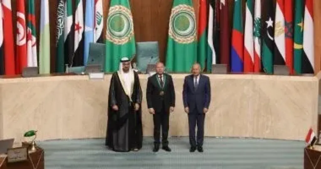 محافظ القاهرة يتسلم جائزة أفضل محافظ على مستوى الدول العربية