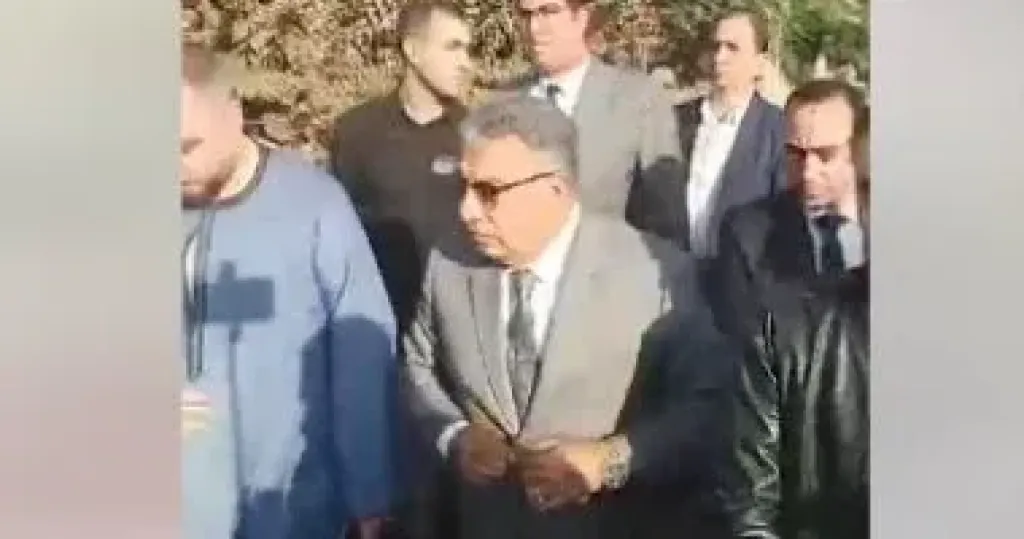 محافظ الدقهلية يقدم واجب العزاء فى الحاجة سبيلة المتبرعة بثروتها لصندوق تحيا مصر