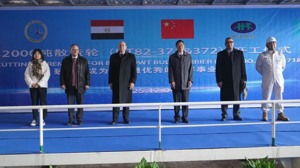 النقل تحتفل بمراسم بدء بناء سفينتين جديدتين من طراز كامسارماكس في الصين