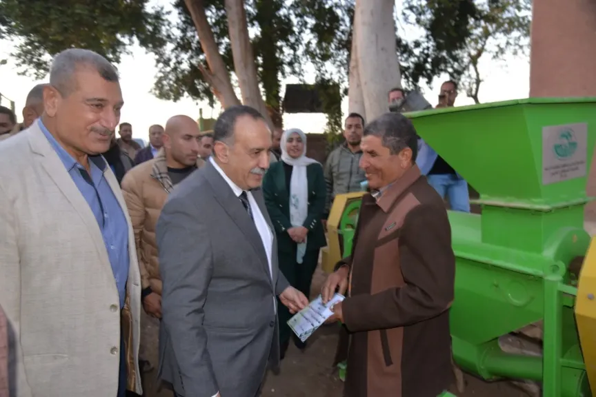 محافظ أسيوط يشهد تسليم 36 فراطة ذرة شامية للمزارعين ويؤكد دعم الدولة للفلاح