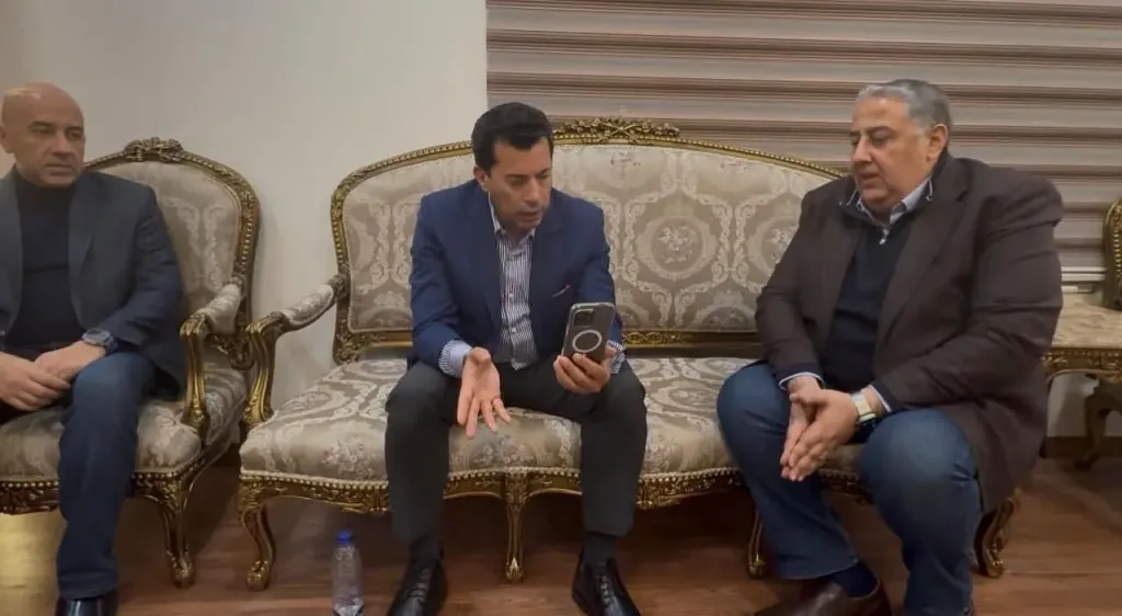 وزير الشباب والرياضة يجري مكالمة فيديو مع البطل الأولمبي محمد إبراهيم ”كيشو” لإنهاء أزمته