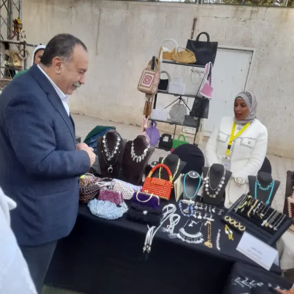 محافظ أسيوط يتفقد معرض الحرف اليدوية المصرية بنادي الجزيرة ”فرصنا