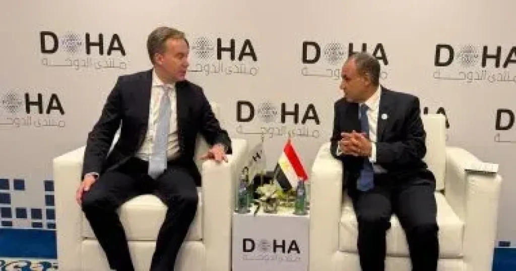 وزير الخارجية يلتقي مع رئيس المنتدى الاقتصادي العالمي