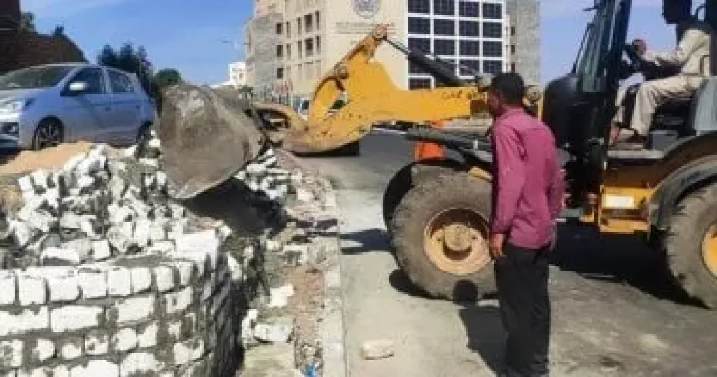 إزالة التعديات على أراضى الدولة بالصداقة الجديدة فى أسوان