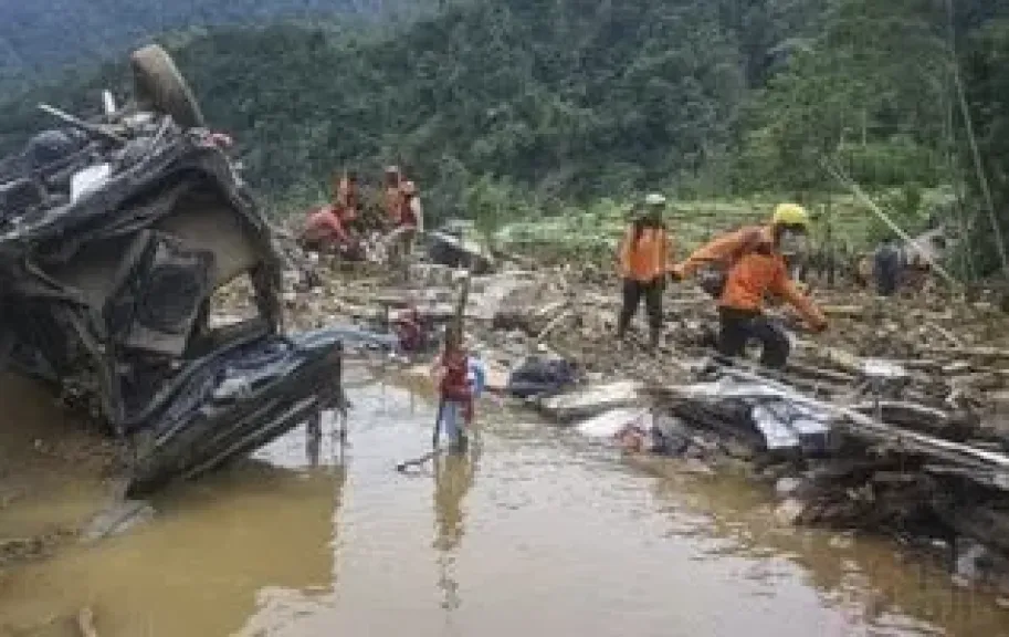 ارتفاع حصيلة ضحايا الفيضانات في إندونيسيا إلى أكثر من 900 قتيل