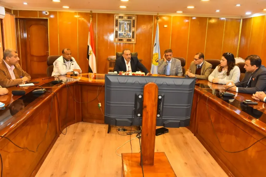 محافظ أسيوط يناقش مع المجلس التصديري تعزيز صادرات النباتات الطبية والعطرية