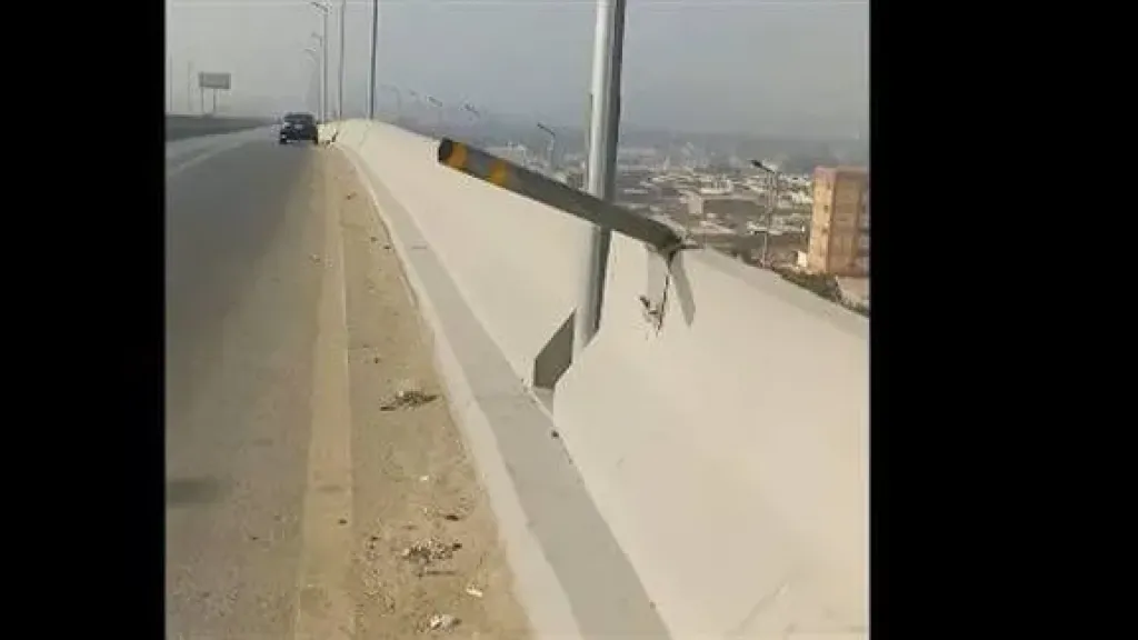 كارثة أعلى كوبري محور الحضارات، ماسورة ممتدة بالحائط الخراساني تهدد السيارات والأرواح