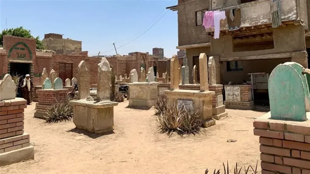 خلاف عائلي وراء الفيديو المتداول، رئيس مدينة الخصوص ينفي واقعة سرقة رفات الموتى