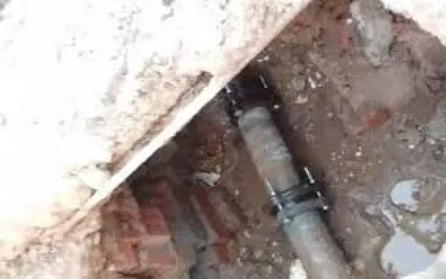 إصلاح كسر بخط مياه قرية الخضيرات في قنا