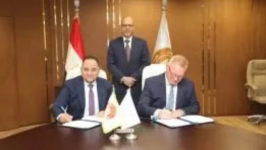 رئيس هيئة قناة السويس يعلن نجاح عملية عبور ”الحوض العائم” GREEN DOCK 3 مقطورا